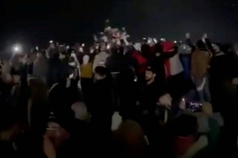 Warga merobohkan patung mantan Presiden Suriah Hafez al-Assad di Homs, Suriah, Minggu (8/12/2024). Foto: Media Sosial/via REUTERS