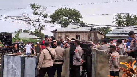 Unjuk rasa warga di depan KPU Kabupaten Seram Bagian Timur (SBT), Jumat (6/12/2024). Foto: Dok. Polres Seram Bagian Timur