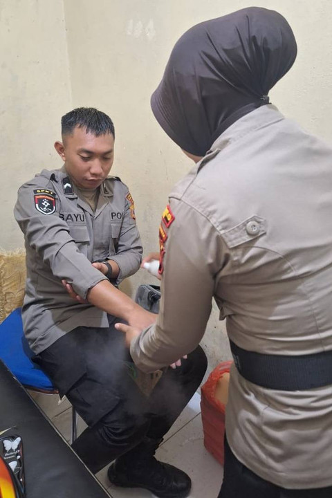 Polisi yang terluka saat unjuk rasa warga di depan KPU Kabupaten Seram Bagian Timur (SBT), Jumat (6/12/2024). Foto: Dok. Istimewa