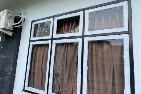 Kerusakan KPU Kabupaten Seram Bagian Timur (SBT), Jumat (6/12/2024). Foto: Dok. Polres Seram Bagian Timur