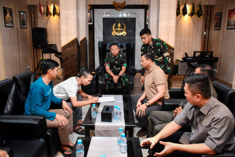 Danrami 1306-02/ Biromaru, Lettu Inf. Agus Yodu, minta maaf karena telah menampar, Asriadi Hamzah, manager SPBU Tavanjuka, Palu Foto: Dok. Penrem 132/Tdl