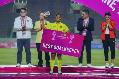 Kiper Timnas Wanita Indonesia, Laita Roati, saat mendapat penghargaan Best Goalkeeper di ASEAN Women's Cup 2024. Foto: PSSI