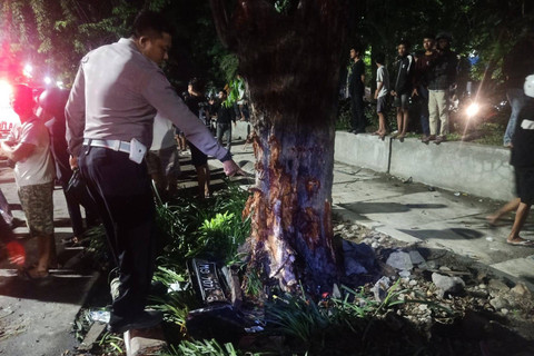 Olah TKP pengemudi ford menabrak gerobak sampah dan pohon di Jl Kertajaya,  Surabaya Minggu (8/12/2024). Foto: Dok. Istimewa