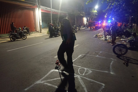 Olah TKP pengemudi ford menabrak gerobak sampah dan pohon di Jl Kertajaya,  Surabaya Minggu (8/12/2024). Foto: Dok. Istimewa