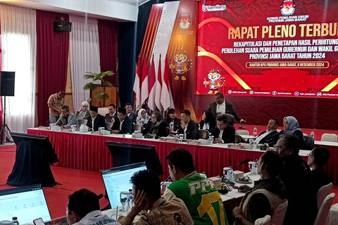 Rapat Pleno hasil rekapitulasi perhitungan suara Pilgub Jawa Barat 2024 di Bandung, Minggu (8/12/2024). Foto: Robby Bouceu/kumparan