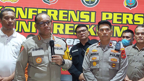 Kapolrestabes Medan Kombes Pol Gidion Arif Setyawan saat mengungkap kasus penggelapan mobil yang dilakukan seorang PNS berinisial R, Sabtu (7/12/2024). Foto: Dok. Istimewa