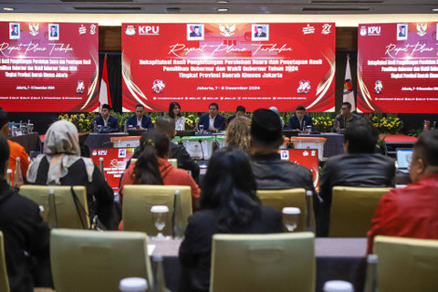 Ketua KPU Provinsi DKI Jakarta Wahyu Dinata berserta pimpinan lainnya memaparkan hasil rapat pleno rekapitulasi perhitungan suara Pemilihan Gubernur (Pilgub) Jakarta di Hotel Sari Pan Pasific, Jakarta, Minggu (8/12/2024). Foto: Iqbal Firdaus/kumparan