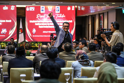 Saksi paslon nomor 01 Ridwan Kamil dan Suswono walk out saat Rapat pleno rekapitulasi perhitungan suara Pemilihan Gubernur (Pilgub) Jakarta di Hotel Sari Pan Pasific, Jakarta, Minggu (8/12/2024). Foto: Iqbal Firdaus/kumparan