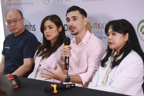 Artis Jessica Iskandar bersama suami Vincent Verhaag saat konferensi pers terkait kelahiran anak ke tiga di RSU Bunda Menteng, Jakarta, Minggu, (8/12/2024). Foto: Agus Apriyanto   Foto: Agus Apriyanto
