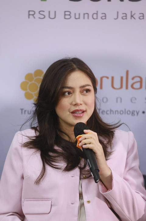 Artis Jessica Iskandar saat konferensi pers terkait kelahiran anak ke tiga di RSU Bunda Menteng, Jakarta, Minggu, (8/12/2024). Foto: Agus Apriyanto   Foto: Agus Apriyanto