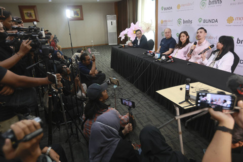 Artis Jessica Iskandar bersama suami Vincent Verhaag saat konferensi pers terkait kelahiran anak ke tiga di RSU Bunda Menteng, Jakarta, Minggu, (8/12/2024). Foto: Agus Apriyanto   Foto: Agus Apriyanto
