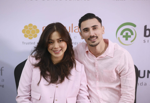 Artis Jessica Iskandar bersama suami Vincent Verhaag saat konferensi pers terkait kelahiran anak ke tiga di RSU Bunda Menteng, Jakarta, Minggu, (8/12/2024). Foto: Agus Apriyanto   Foto: Agus Apriyanto