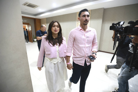 Artis Jessica Iskandar bersama suami Vincent Verhaag saat konferensi pers terkait kelahiran anak ke tiga di RSU Bunda Menteng, Jakarta, Minggu, (8/12/2024). Foto: Agus Apriyanto
