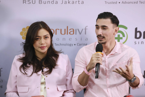 Artis Jessica Iskandar bersama suami Vincent Verhaag saat konferensi pers terkait kelahiran anak ke tiga di RSU Bunda Menteng, Jakarta, Minggu, (8/12/2024). Foto: Agus Apriyanto