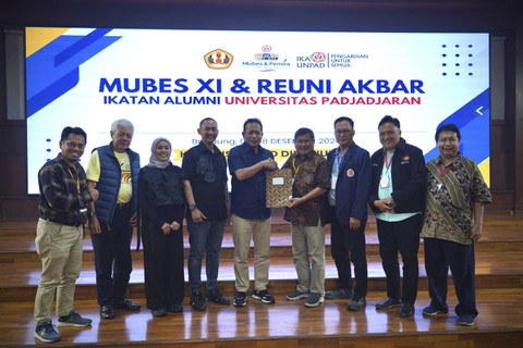 Ferry Juliantono resmi menjadi Ketua Umum IKA Unpad periode 2024-2028, pada Minggu (8/21/2024). Foto: Dok. Kementerian Koperasi
