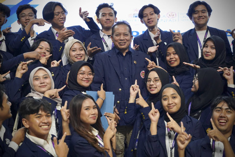Ferry Juliantono resmi menjadi Ketua Umum IKA Unpad periode 2024-2028, pada Minggu (8/21/2024). Foto: Dok. Kementerian Koperasi