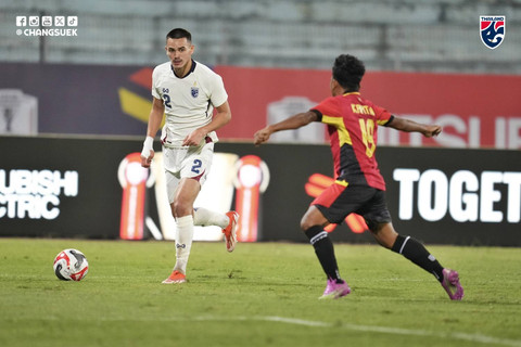 James Beresford diadang Yohanes Gusmao saat Timor Leste vs Thailand dalam laga matchday pertama Grup A Piala AFF 2024 di Hang Day Stadium, Hanoi, Minggu (8/12). Foto: Changsuek (FA Thailand)