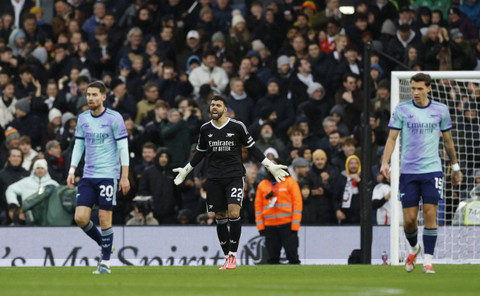 David Raya dari Arsenal terlihat sedih setelah Raul Jimenez dari Fulham mencetak gol pertama mereka pada pertandingan Liga Inggris antara Fulham melawan Arsenal di Craven Cottage, London, Inggris, Minggu (8/12/2024). Foto: Peter Cziborra/REUTERS
