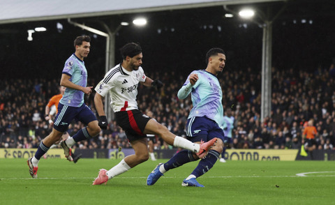 Pemain Fulham Raul Jimenez mencetak gol pertama pada pertandingan Liga Inggris antara Fulham melawan Arsenal di Craven Cottage, London, Inggris, Minggu (8/12/2024). Foto: Isabel Infantes/REUTERS