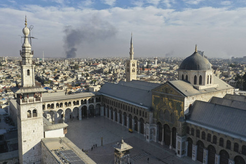 Foto udara ini menunjukkan Masjid Umayyah yang bersejarah di Damaskus, Minggu (8/12/2024). Foto: Aaref Watad/AFP