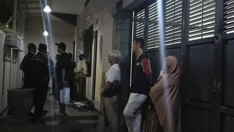 Suasana halaman rumah korban dugaan penculikan di Antapani Bandung, setelah korban pulang, Minggu (8/12/2024). Foto: Robby Bouceu/kumparan