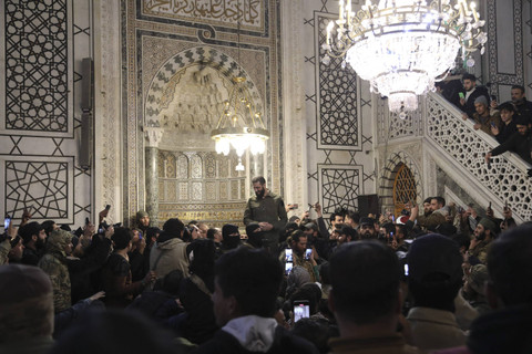 Pemimpin kelompok Islamis Suriah Hayat Tahrir al-Sham (HTS) Ahmed al-Sharaa, berpidato di Masjid Umayyah, Suriah, Minggu (8/12/2024). Foto: ABDULAZIZ KETAZ/AFP