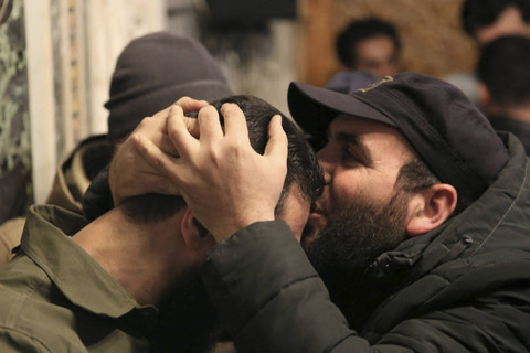 Pemimpin kelompok Islamis Suriah Hayat Tahrir al-Sham (HTS) Ahmed al-Sharaa dicium kening oleh pedukungnya di Masjid Umayyah, Suriah, Minggu (8/12/2024). Foto: ABDULAZIZ KETAZ/AFP