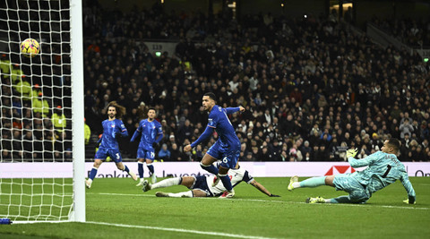 Pemain Tottenham Hotspur, Dominic Solanke, mencetak gol pertama pada pertandingan Liga Inggris antara Tottenham Hotspur melawan Chelsea di Stadion Tottenham Hotspur, London, Inggris, Minggu (8/12/2024). Foto: Dylan Martinez/REUTERS