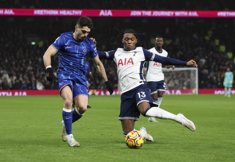 Destiny Udogie dari Tottenham Hotspur beraksi dengan Pedro Neto dari Chelsea pada pertandingan Liga Inggris antara Tottenham Hotspur melawan Chelsea di Stadion Tottenham Hotspur, London, Inggris, Minggu (8/12/2024). Foto: Paul Childs/REUTERS