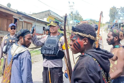 Personel Polres Intan Jaya  berupaya memberikan pemahaman ke warga agar tidak saling menyerang. Foto: Humas Polda Papua/HO/ANTARA