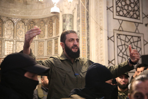 Pemimpin kelompok Islamis Suriah Hayat Tahrir al-Sham (HTS) Ahmed al-Sharaa, berpidato di Masjid Umayyah, Suriah, Minggu (8/12/2024). Foto: Aref TAMMAWI / AFP