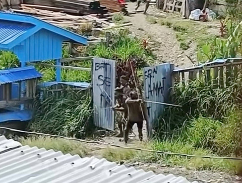 Tangkapan layar penyerangan antar-pendukung paslon di Intan Jaya. Dok: Ist.