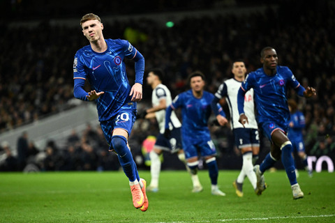 Selebrasi pemain Chelsea Cole Palmer usai mencetak gol ke gawang Tottenham Hotspur pada pertandingan Liga Inggris di Tottenham Hotspur Stadium, London, Inggris, Minggu (8/12/2024). Foto: Dylan Martinez/REUTERS