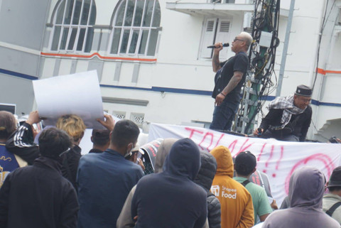 Sejumlah massa yang menamai dirinya sebagai Aliansi Santri Jalanan menggelar aksi di Titik Nol Kilometer, Kota Yogyakarta, Senin (9/12/2024). Foto: Arfiansyah Panji Purnandaru/kumparan
