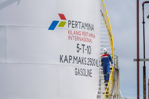 Petugas melakukan kontrol di depan tangki produksi  Kilang Pertamina Internasional (KPI) Unit Kasim, Kabupaten Sorong, Papua Barat Daya. Foto: Rivan Awal Lingga/ANTARA FOTO