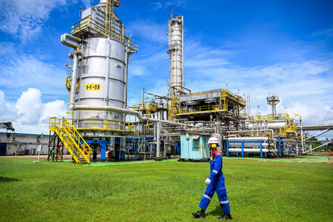Petugas berjalan di area Kilang Pertamina Internasional (KPI) Unit Kasim, Kabupaten Sorong, Papua Barat Daya. Foto: Rivan Awal Lingga/ANTARA FOTO