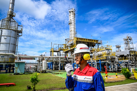 Petugas melakukan koordinasi di Kilang Pertamina Internasional (KPI) Unit Kasim, Kabupaten Sorong, Papua Barat Daya. Foto: Rivan Awal Lingga/ANTARA FOTO