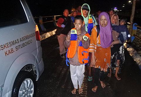 Sejumlah penumpang Kapal Layar Motor Lorena Sari yang selamat setibanya di Pelabuhan Jangkar, Situbondo, Jawa Timur, Minggu (8/12/2024). Foto: Seno/ANTARA FOTO