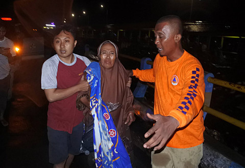 Petugas mengarahkan penumpang Kapal Layar Motor Lorena Sari yang selamat setibanya di Pelabuhan Jangkar, Situbondo, Jawa Timur, Minggu (8/12/2024). Foto: Seno/ANTARA FOTO