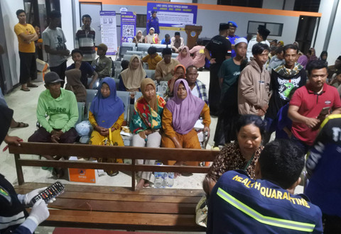 Penumpang Kapal Layar Motor Lorena Sari yang selamat menunggu untuk diperiksa kesehatannya di Pelabuhan Jangkar, Situbondo, Jawa Timur, Minggu (8/12/2024). Foto: Seno/ANTARA FOTO