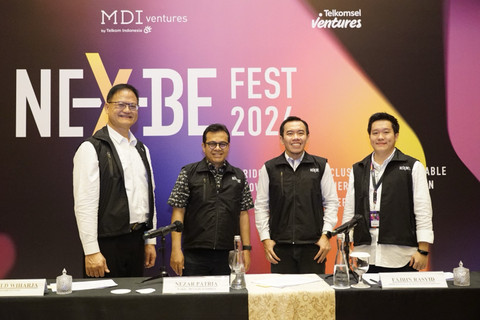 CEO MDI Ventures Donald Wihardja (kiri), Wakil Menteri Komunikasi dan Digital Nezar Patria (kedua dari kiri), Direktur Digital Business Telkom Muhamad Fajrin Rasyid (kedua dari kanan), VP of Strategy & Sustainability MDI Ventures Alvin Evander (kanan) pada acara Nex-BE Fest 2024 di Hotel Ritz Carlton, Jakarta, pada Kamis, (5/12). Foto: Dok. Telkom