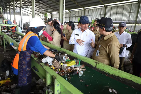 Menteri Lingkungan Hidup Hanif Faisol Nurofiq meninjau Tempat Pengelolaan Sampah Terpadu (TPST) Sendangsari, Kapanewon (Kecamatan) Minggir, Kabupaten Slenan, Senin (18/11/2024). Foto: Pemkab Sleman