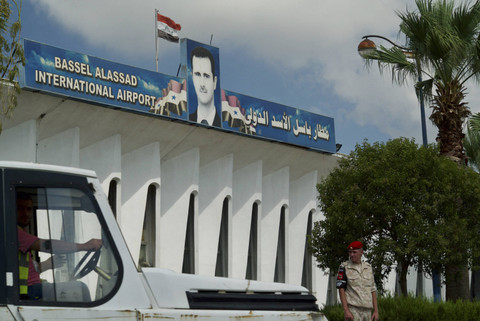 Pintu masuk ke pangkalan udara Rusia di Hmeimim di provinsi Latakia, Suriah barat laut. Foto: ANDREI BORODULIN/AFP