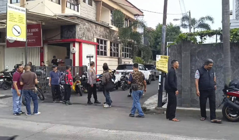 Suasana sekitar rumah Santi, korban penculikan di Jalan Jalan Sukanagara Asri, Antapani, Minggu (8/12/2024). Foto: Robby Bouceu/kumparan