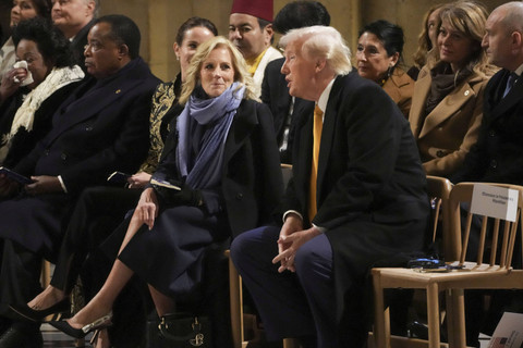 Ibu Negara Amerika Serikat Jill Biden (tengah) hadiri pembukaan kembali Katedral Notre-Dame di Paris, Prancis, Minggu (8/12/2024). Foto: Thibault CamusPool via REUTERS