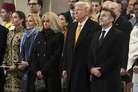 Ashley Biden (kiri) hadiri pembukaan kembali Katedral Notre-Dame di Paris, Prancis, Minggu (8/12/2024). Foto: Thibault Camus/Pool via REUTERS