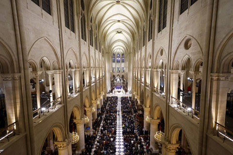 Katedral Notre-Dame di Paris, Prancis, kembali dibuka usai direnovasi pasca-kebakaran 2019, Minggu (8/12/2024). Foto: Christian Hartmann/REUTERS