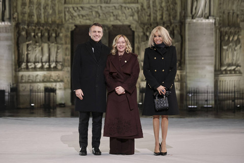 Perdana Menteri Italia Giorgia Meloni (tengah) hadiri pembukaan kembali Katedral Notre-Dame di Paris, Prancis, Minggu (8/12/2024). Foto: Christian Hartmann/REUTERS