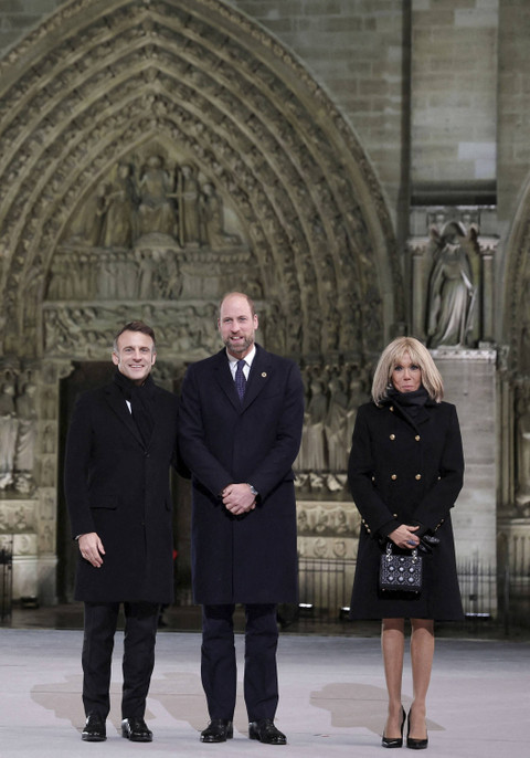 Ibu Negara Prancis Brigitte Macron (kanan) di pembukaan kembali Katedral Notre-Dame di Paris, Prancis, Minggu (8/12/2024). Foto: Christian Hartmann/REUTERS