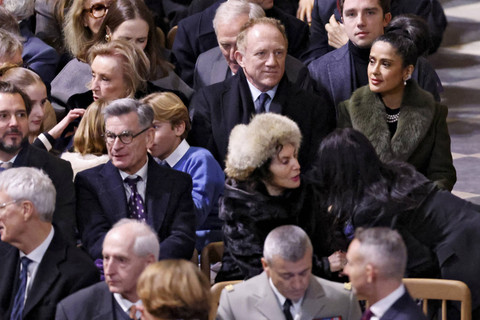 Salma Hayek (kanan belakang) hadiri pembukaan kembali Katedral Notre-Dame di Paris, Prancis, Minggu (8/12/2024). Foto: LUDOVIC MARIN Pool via REUTERS